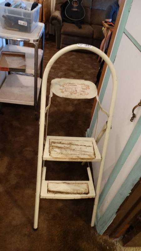 lot 1747 image: Step stool.