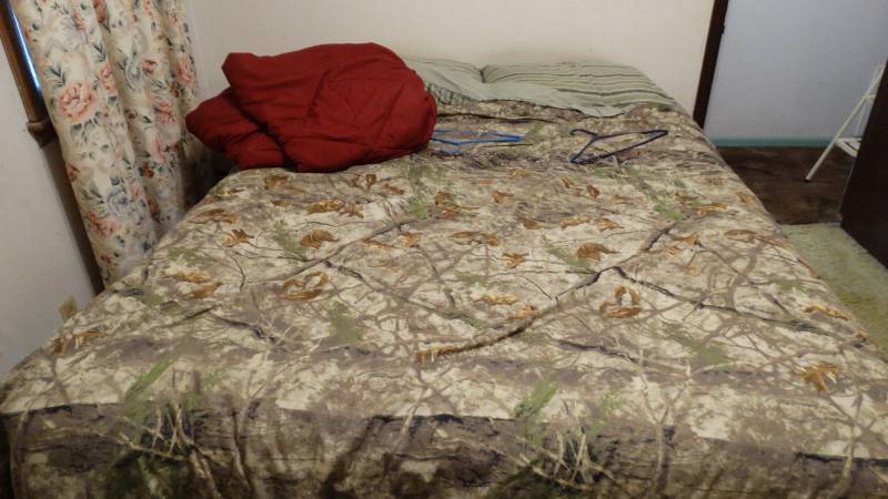 lot 1748 image: Queen size bed and bedding.