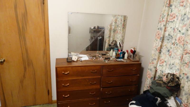 lot 1749 image: Dresser with mirror and contents.