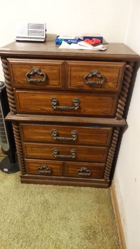 lot 1752 image: 5 drawer chest w contents.