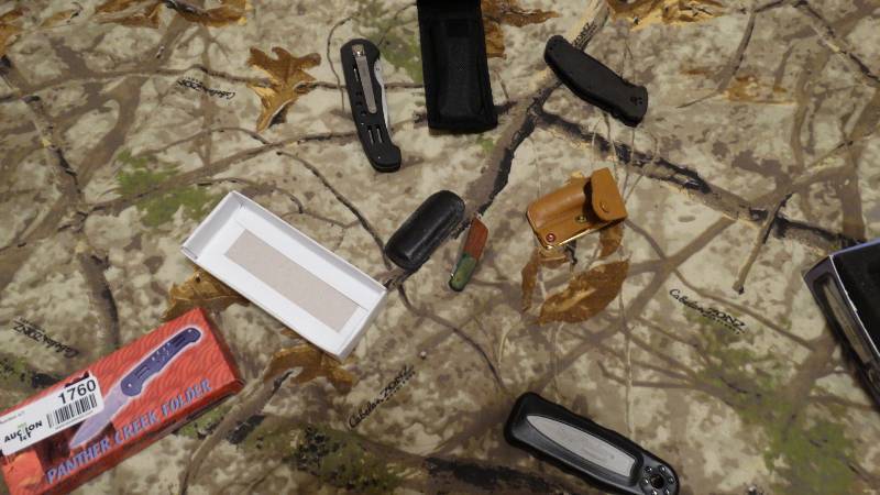 lot 1760 image: 3 Pocket knives and a spy finder.