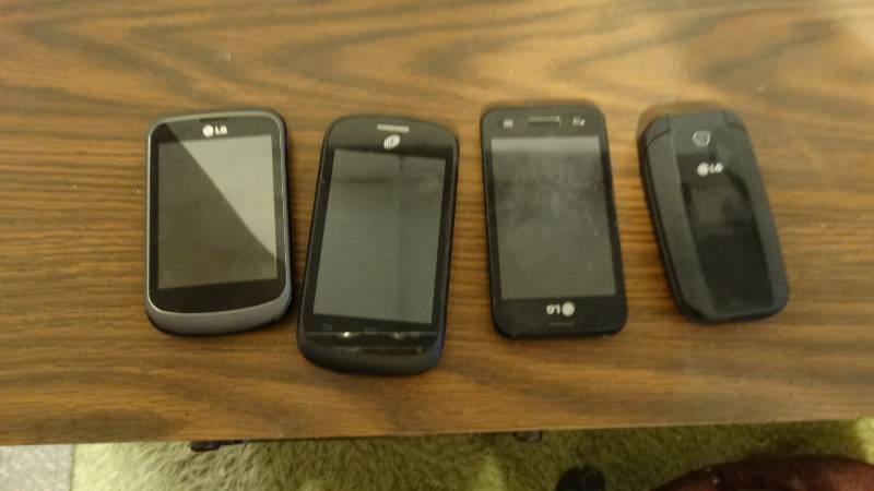 lot 1762 image: Assorted lot of 4 cell phones.