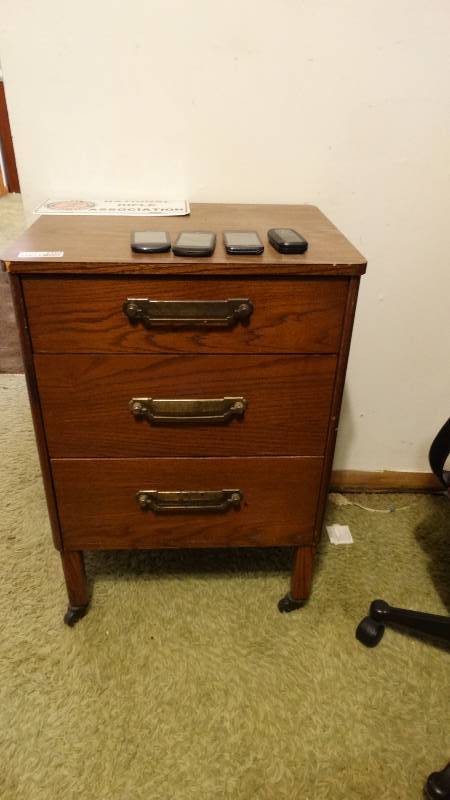 lot 1763 image: 3 Drawer cabniet on wheels.