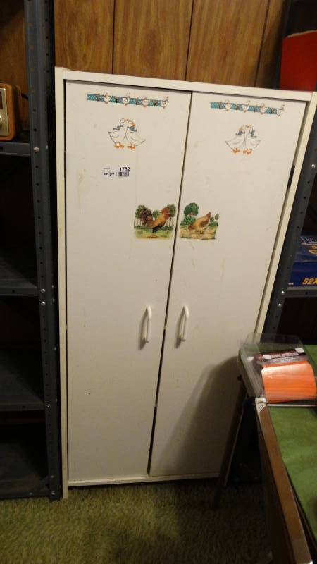 lot 1782 image: Cabinet with 2 doors.