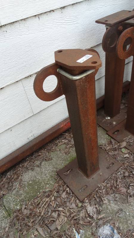 lot 1807 image: 1 Adjustable metal stands.