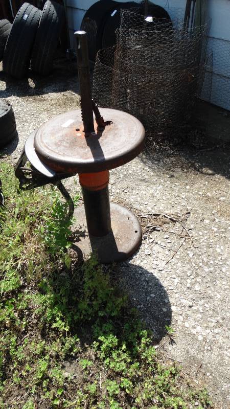 lot 1812 image: Manual tire changer.