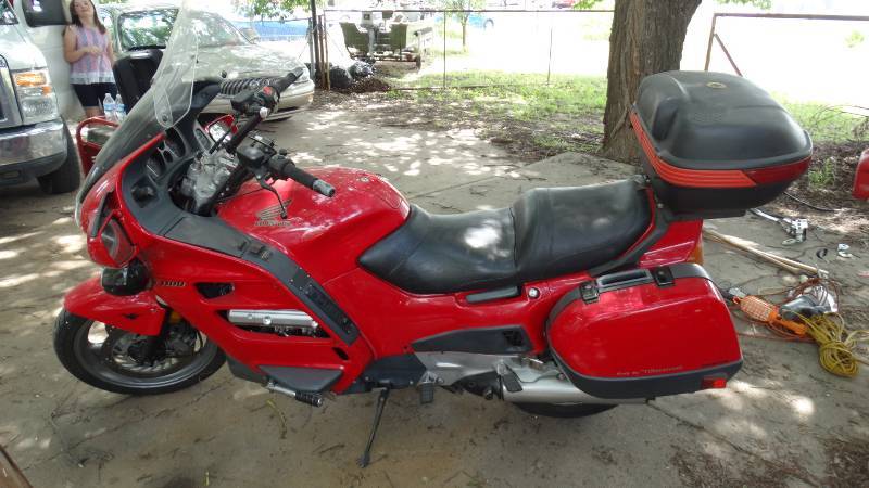 lot 2 image: 1997 Honda ST1100 Motorcycle