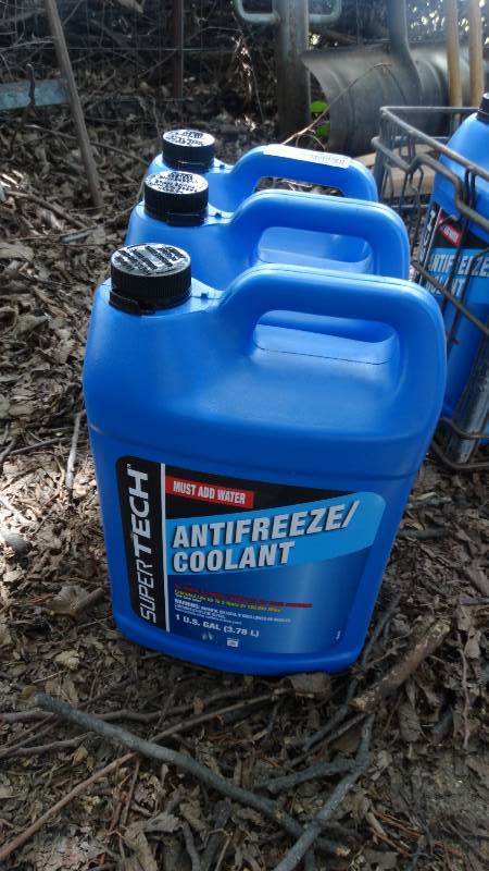 lot 1822 image: 3- New 1- Gallon antifreeze.