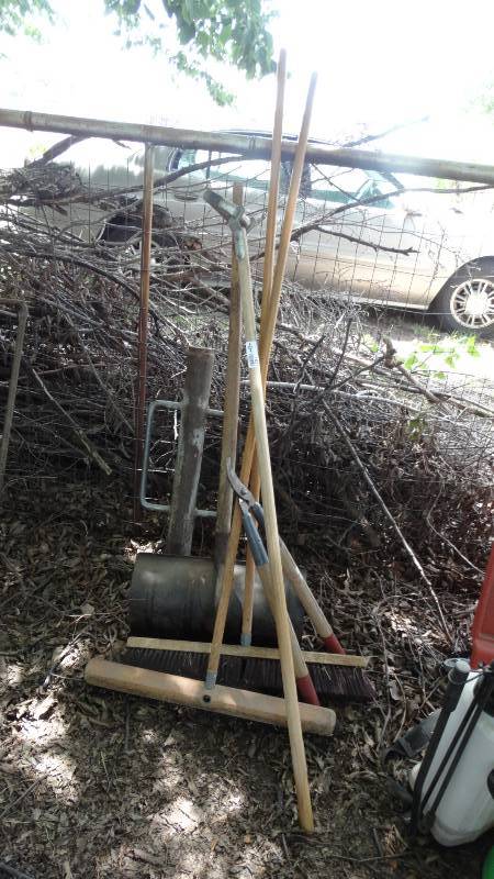 lot 1825 image: Lot of long handled yard tools, and T post driver.