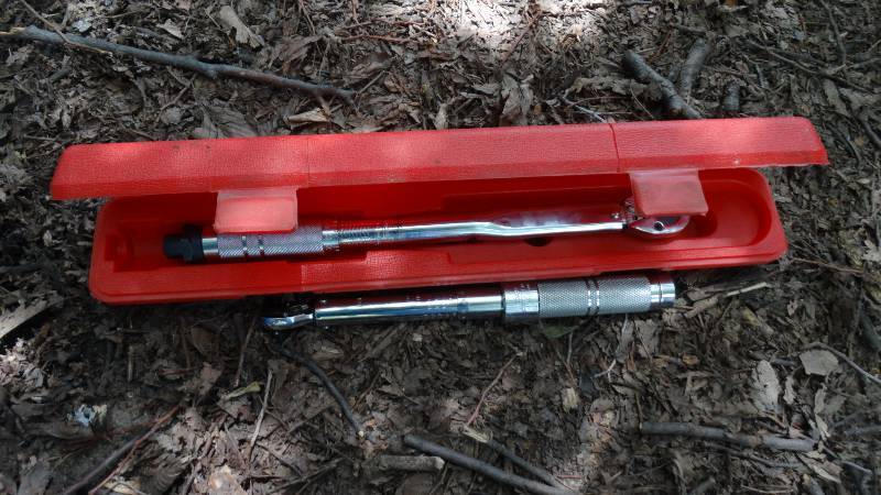 lot 1826 image: 3- torque wrenches, 2- 38 and 1-12.