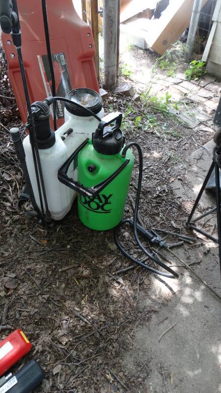 lot 1827 image: 2- Garden sprayers, one is a 4 gallon backpack.