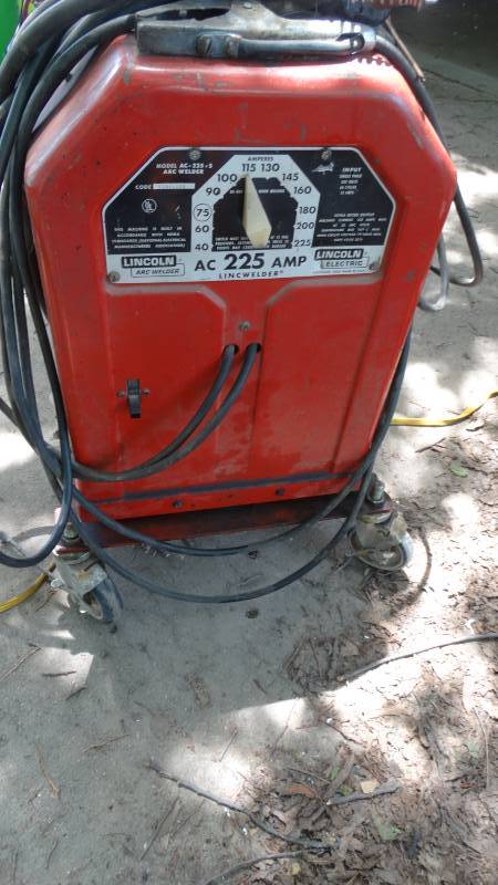lot 1843 image: Lincoln arc welder 225 amp with 18 welding rods.