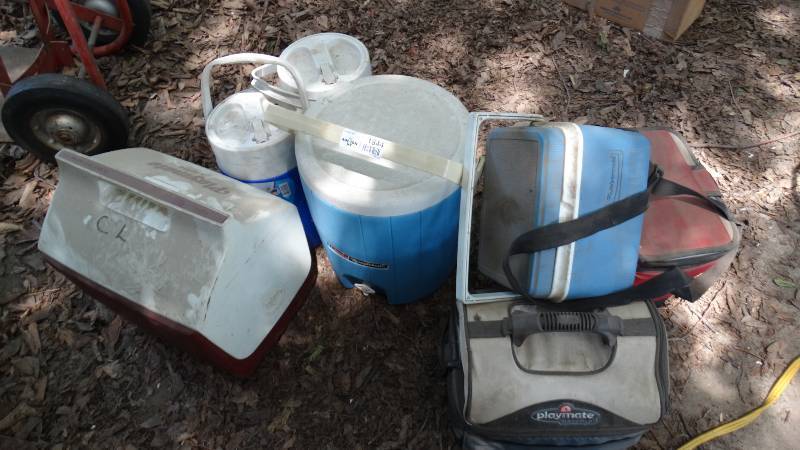 lot 1844 image: Various drink coolers, lunch box, coolers.