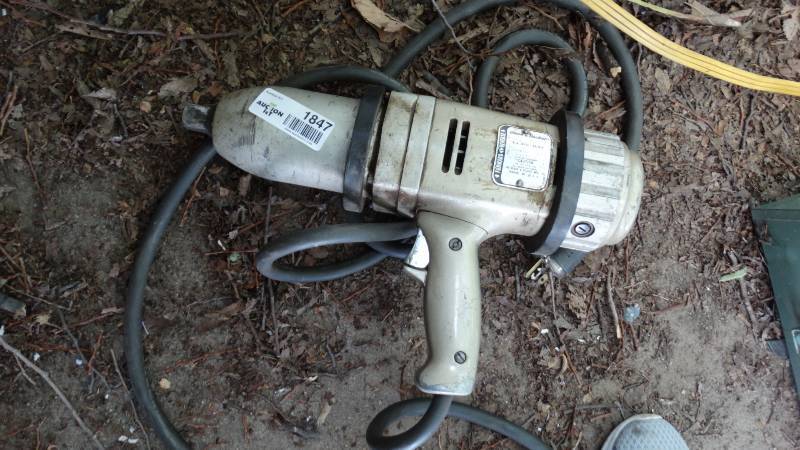 lot 1847 image: Black and decker 34 impact wrench.