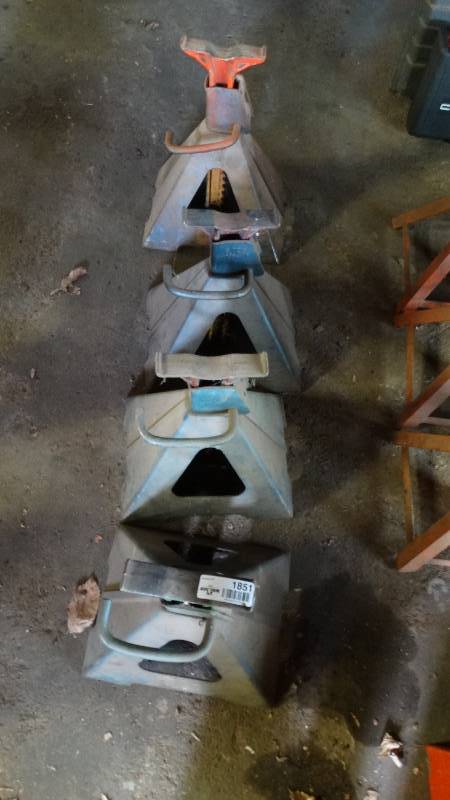 lot 1851 image: 4- 5 Ton jack stands.