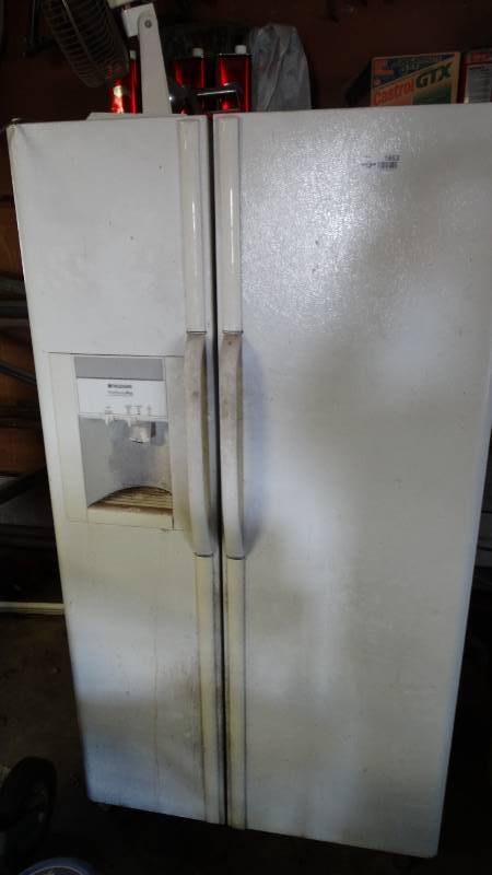 lot 1853 image: Side x side Refrigerator w ice & water in door