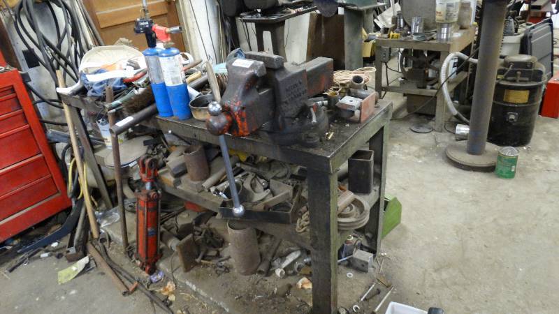 lot 1863 image: Heavy duty metal shop table w No. 205 bench vise