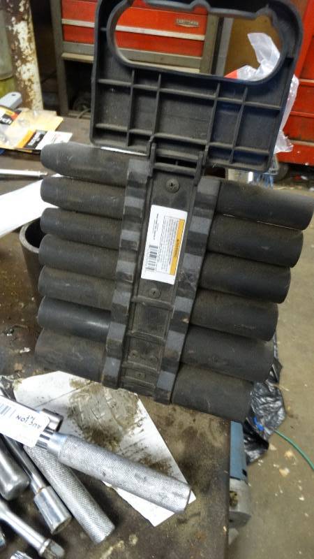 lot 1864 image: 13 Piece deep impact metric socket set.