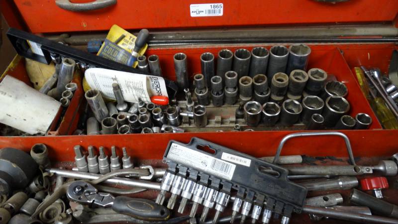 lot 1865 image: Contents of top tool box, sockets, Assorted sockets, breaker bar, extension, etc.