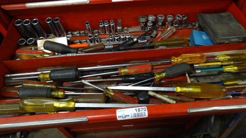 lot 1870 image: Large lot of screw drivers, sockets, nut drive.