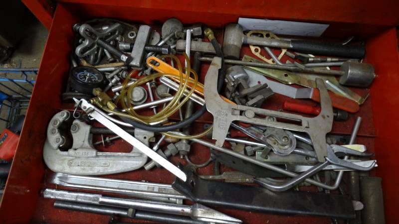 lot 1874 image: Vice cutters, dead blow hammers, pickle fork, pry bars and tube benders.