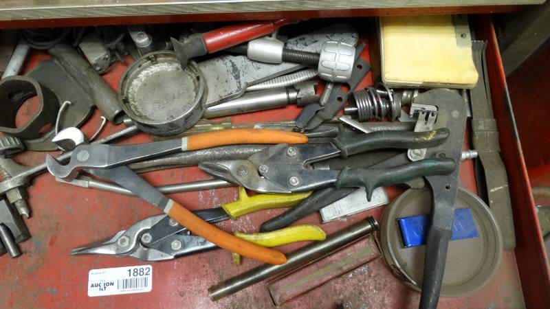 lot 1882 image: Drawer with sheet metal sheers, pipe cutter, blow gun and other contents.