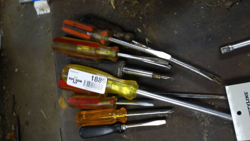 lot 1889 image: Assorted screw drivers.