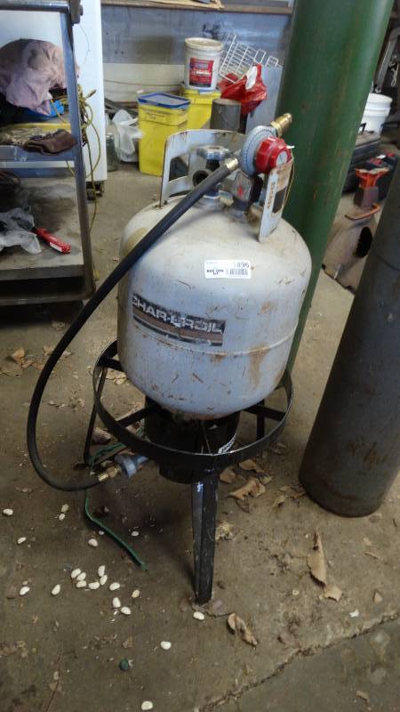 lot 1896 image: Brinkmann turkey fryer w propane tank.