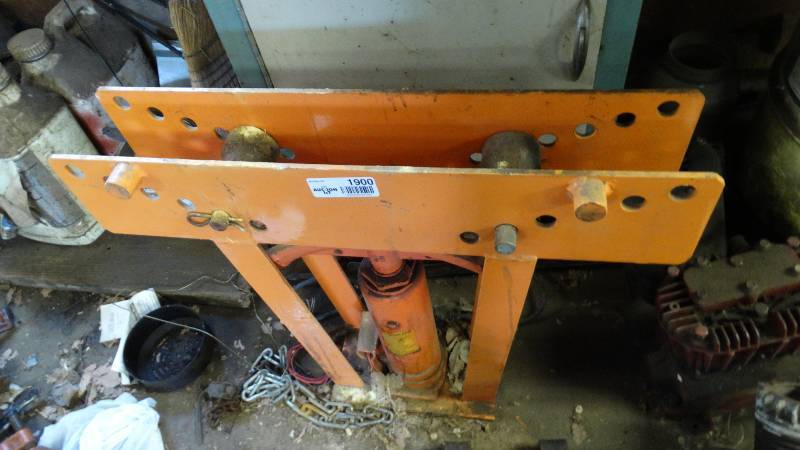 lot 1900 image: 12 Ton pipe bender.