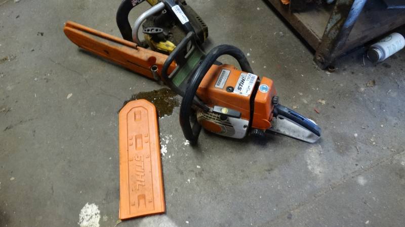lot 1906 image: Stihl cahinsaw.