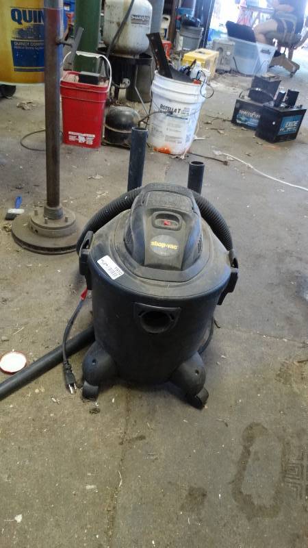 lot 1910 image: Small shop vac.
