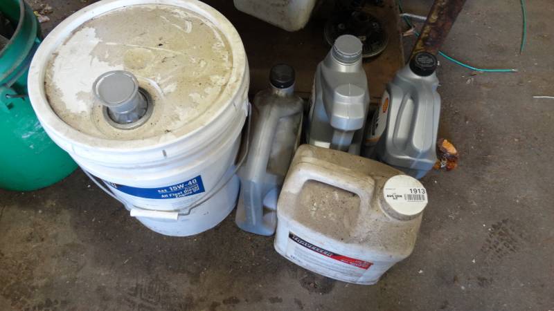 lot 1913 image: Lot of motor oil.