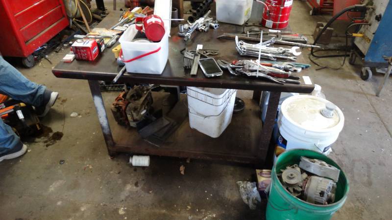 lot 1914 image: Metal shop table, 31 x 45.
