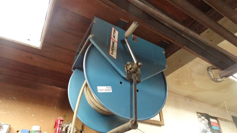 lot 1916 image: Air hose reel with hose.