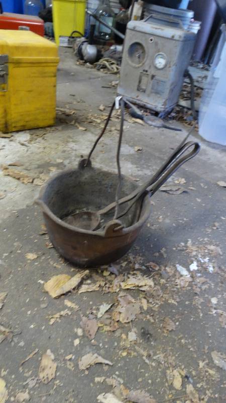 lot 1924 image: Smelter pot.