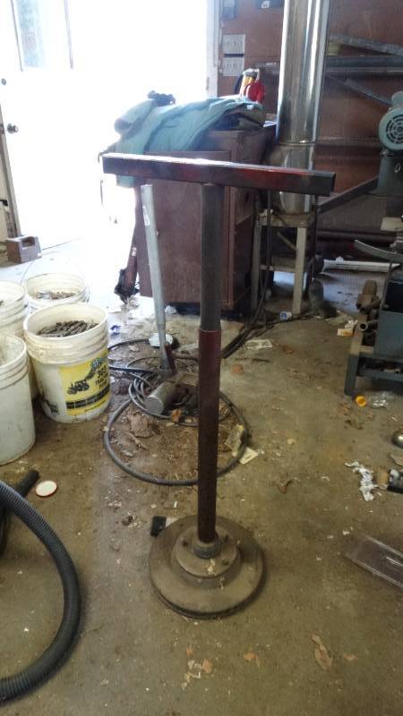 lot 1932 image: Workshop metal stand.