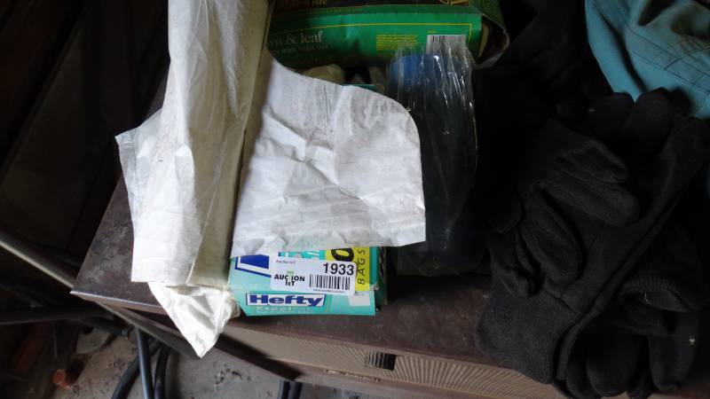 lot 1933 image: Lot of trash bags.