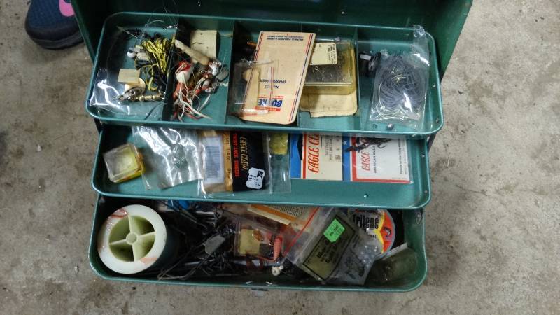 lot 1943 image: Fishing tackle box with contents.