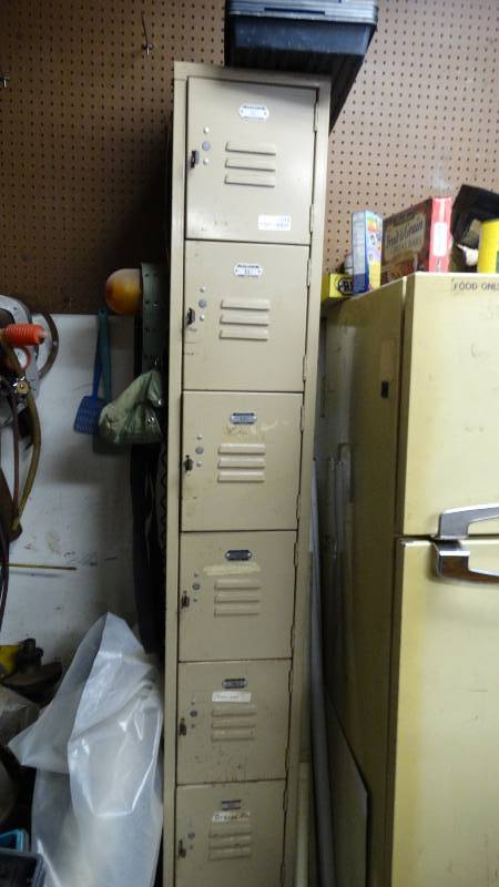 lot 1948 image: Kinko 6 door standing lockers.