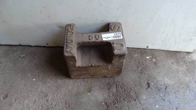 lot 1971 image: 50 Lb. metal weight.