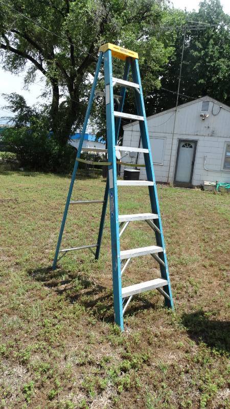 lot 1973 image: 8ft Fiberglass ladder.