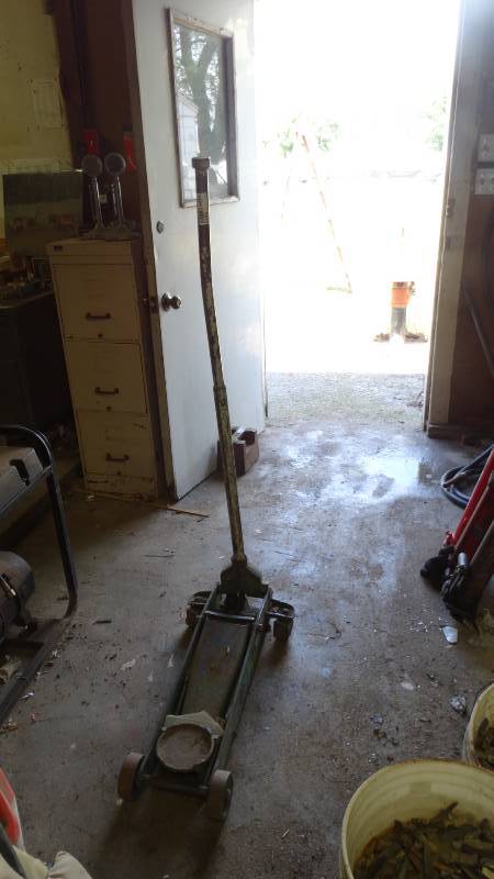 lot 1974 image: Floor jack 3,000 pound.