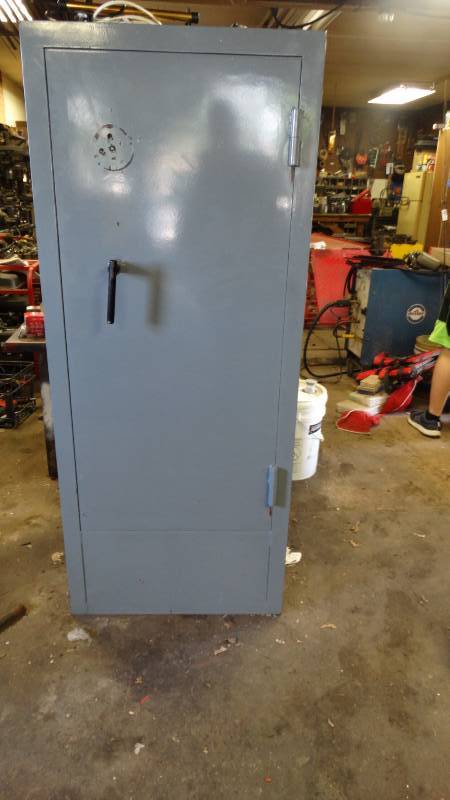 lot 1976 image: Gun safe w dehumidifier
