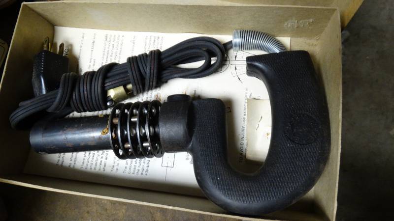 lot 1984 image: Deluxe 250 Watt Ideal heated knife assembly.