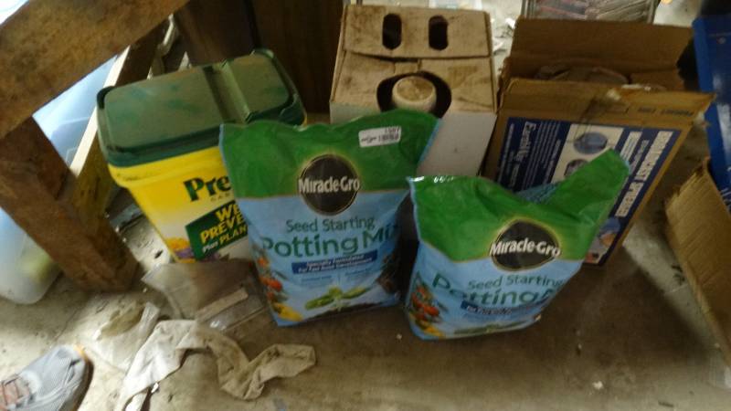 lot 1987 image: Potting soil.