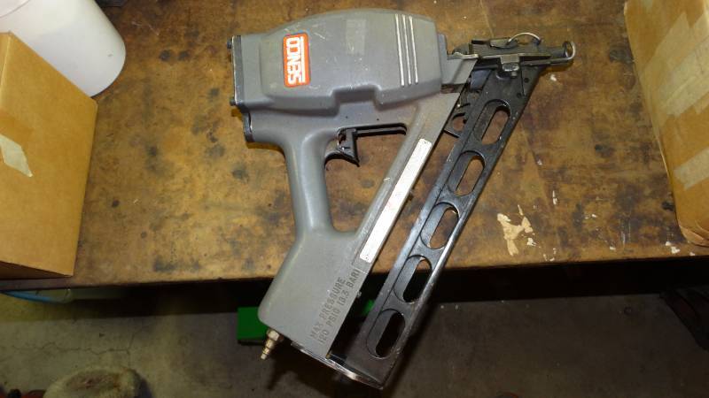 lot 5083 image: Senco-sn70 nail gun.