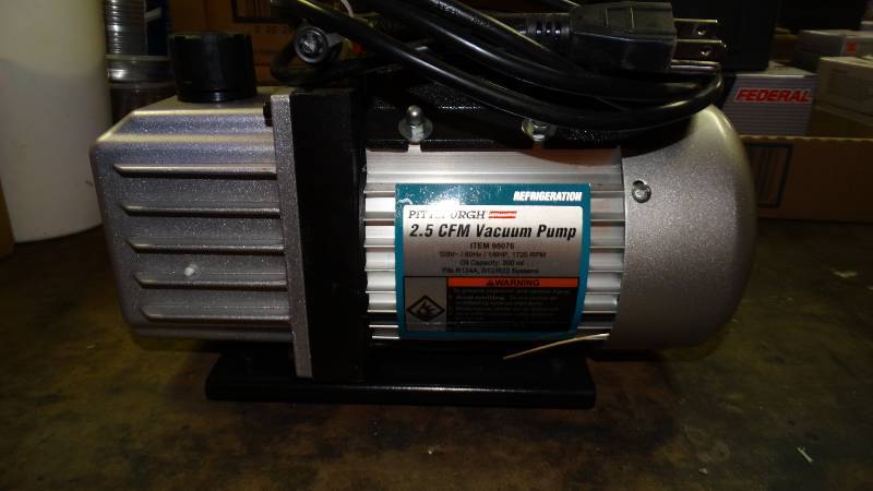 lot 5086 image: Pittsburg 2.5-cfm-vacuum pump.