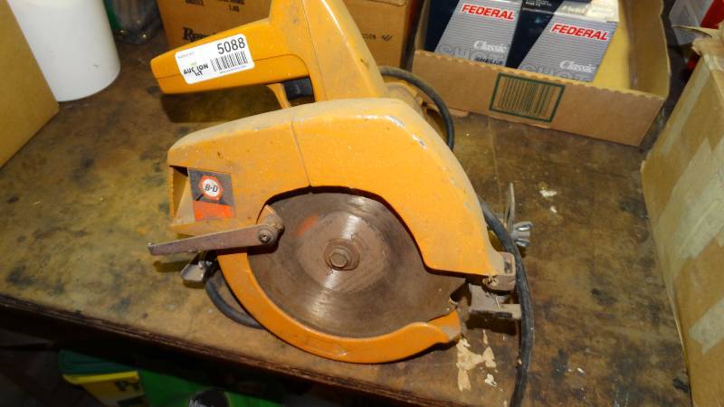 lot 5088 image: Black and decker circular saw.