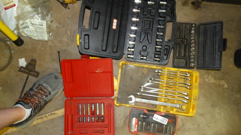 lot 5096 image: Assorted wrenches and tools.