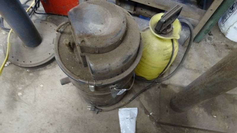 lot 5126 image: Shop vac and bug sprayer.